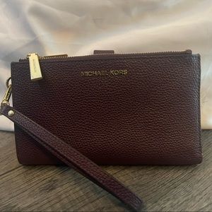 MICHAEL KORS
Adele Leather Smartphone Wallet